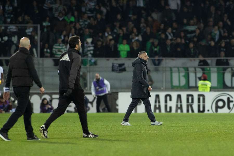 Rui Borges, treinador do Sporting, no relvado do D. Afonso Henriques