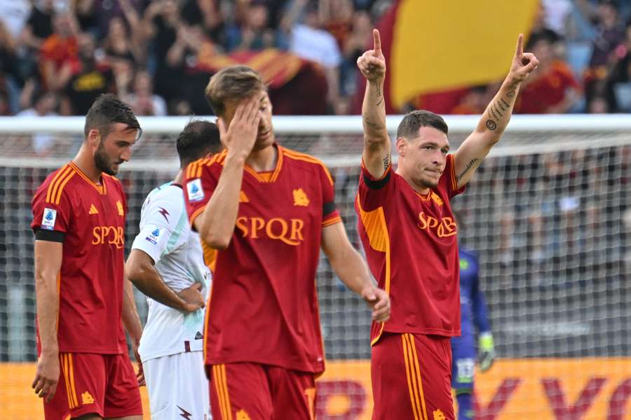 Belotti marcou os dois golos da Roma diante da Salernitana
