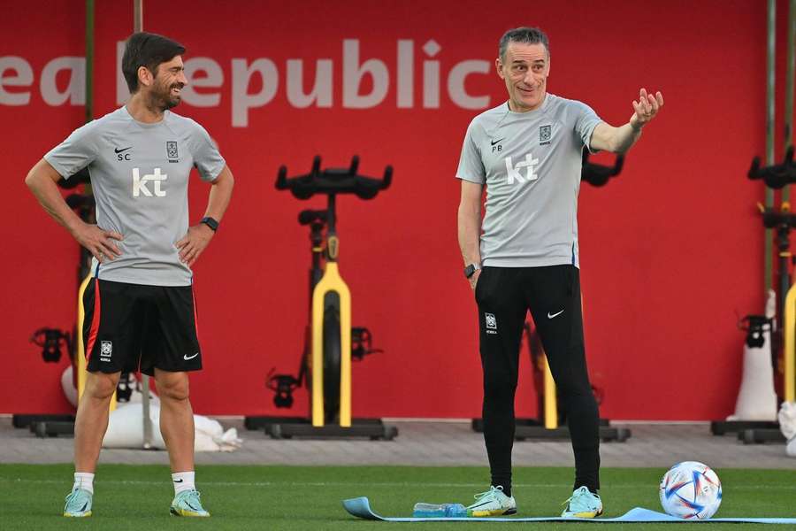 Paulo Bento com Sérgio Costa, membro da equipa técnica