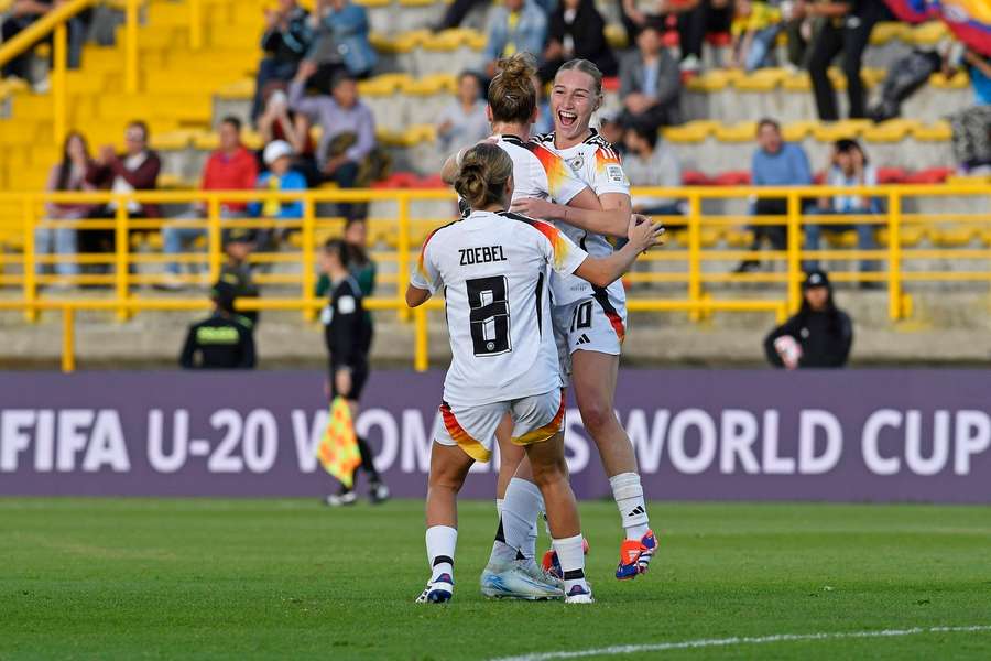 Sophie Nachtigall (h.) feiert ihren Treffer bei der U20-WM in Kolumbien.