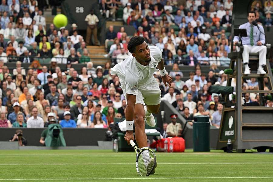 Arthur Fils a été battu par De Minaur en 8ᵉˢ de Wimbledon lundi. 