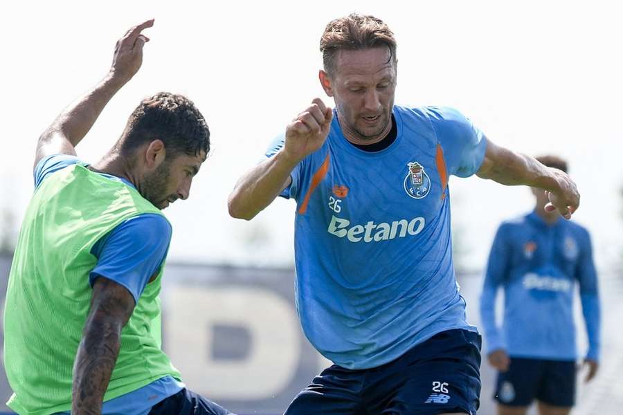 Alan Varela e De Jong no treino