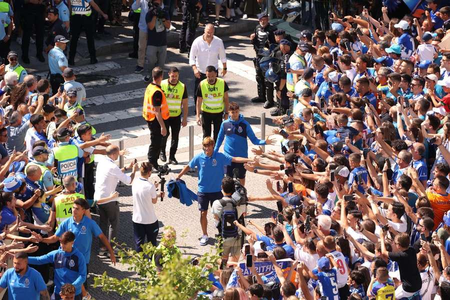 Jogadores passaram pelos adeptos antes de entrar no estádio