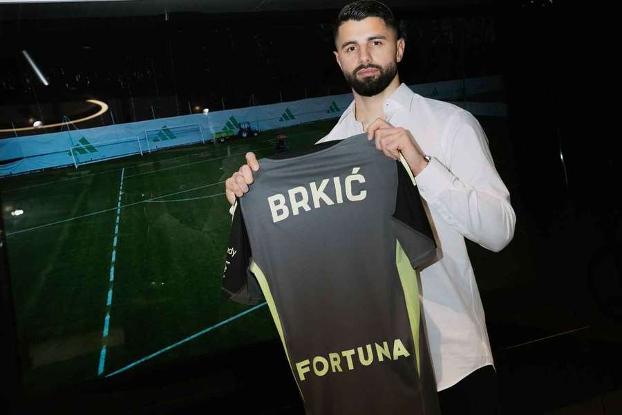 Ivan Brkić nowym bramkarzem Legii Warszawa. 30-latek podpisał 3-letni kontrakt Ivan Brkić nowym bramkarzem Legii Warszawa. 30-latek podpisał 3-letni kontrakt
