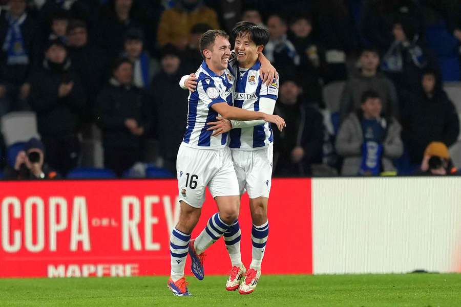 Kubo y Olasagasti celebran el gol de este último