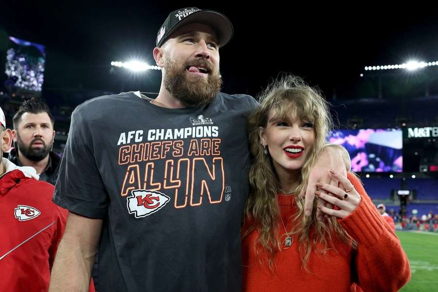 Taylor Swift e Travis Kelce alla festa dei Chiefs dopo la vittoria sui Ravens