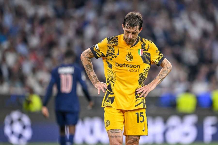 Acerbi, lamentándose tras la derrota