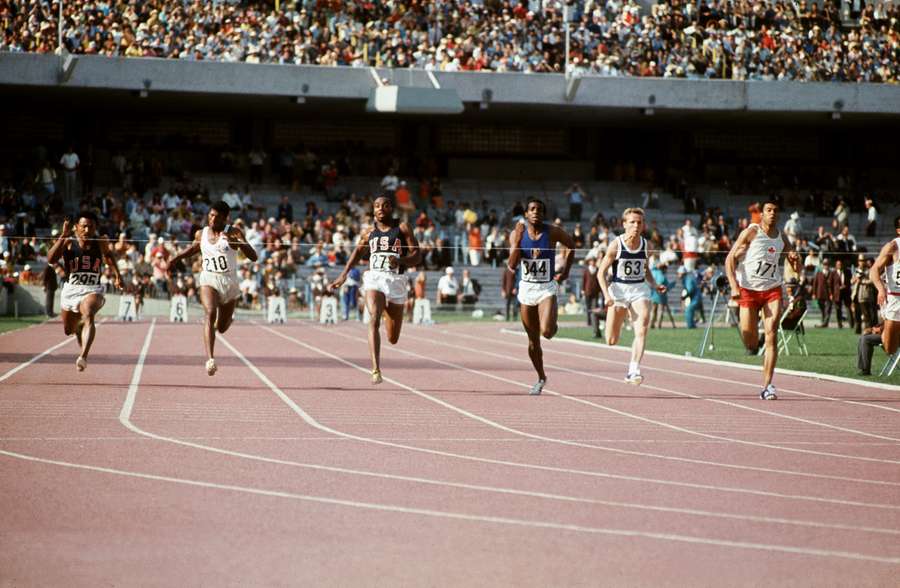 Jim Hines (ao centro) corre para a vitória na final olímpica dos 100m rasos Jim Hines (ao centro) corre para a vitória na final olímpica dos 100m rasos