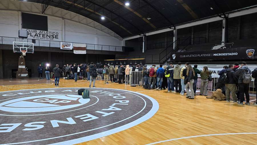Zona mista na quadra de basquete do Platense