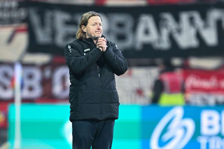 Bo Henriksen beschwerte sich für eine nicht gegebene Ecke und bekam eine folgenschwere gelbe Karte.