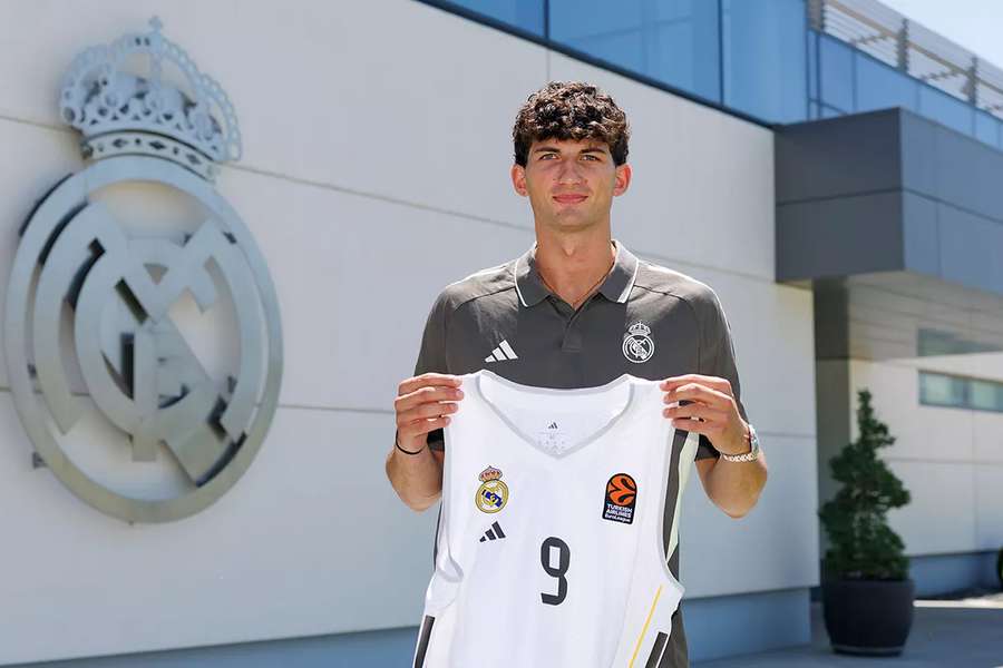 Gabriele Procida, con la camiseta del Real Madrid tras hacerse oficial su fichaje