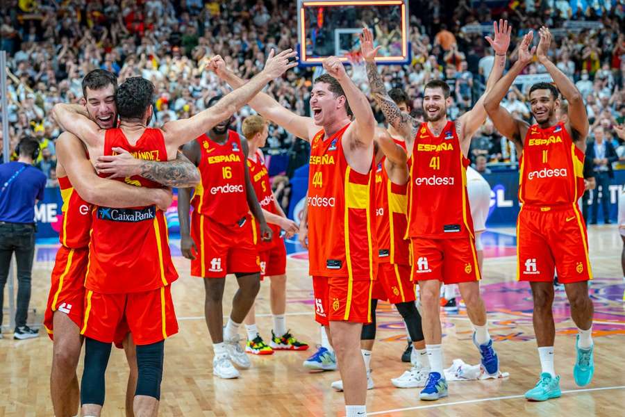 Os jogadores da seleção espanhola festejam a vitória sobre a França na final do Eurobasket 2022.