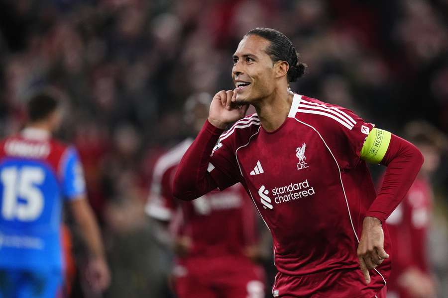 Van Dijk célèbre son but victorieux au bout du temps additionnel. Van Dijk célèbre son but victorieux au bout du temps additionnel.