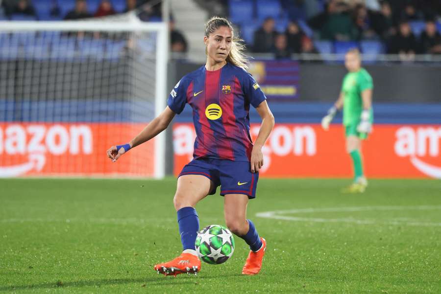Laia Aleixandri golpea el balón