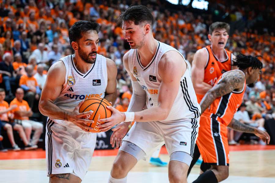 Facundo Campazzo y Mario Hezonja, durante el Valencia Basket-Real Madrid