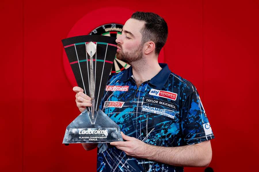 Luke Humphries s trofejou víťaza Players Championship Finals. Luke Humphries s trofejou víťaza Players Championship Finals.