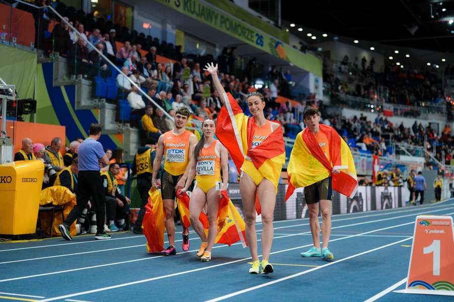 El relevo español 4x400 mixto, subcampeón del mundo en pista cubierta