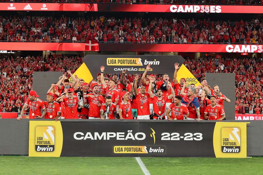 Jogadores do Benfica levantaram o troféu no Estádio da Luz antes de rumarem ao Marquês de Pombal