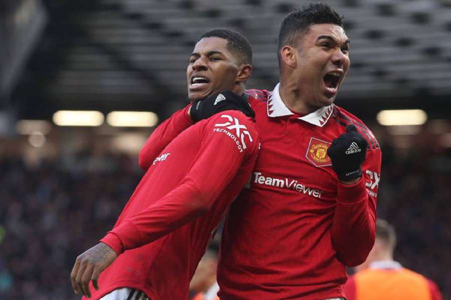 Casemiro comemora com Rashford, outro atleta na seleção da PL