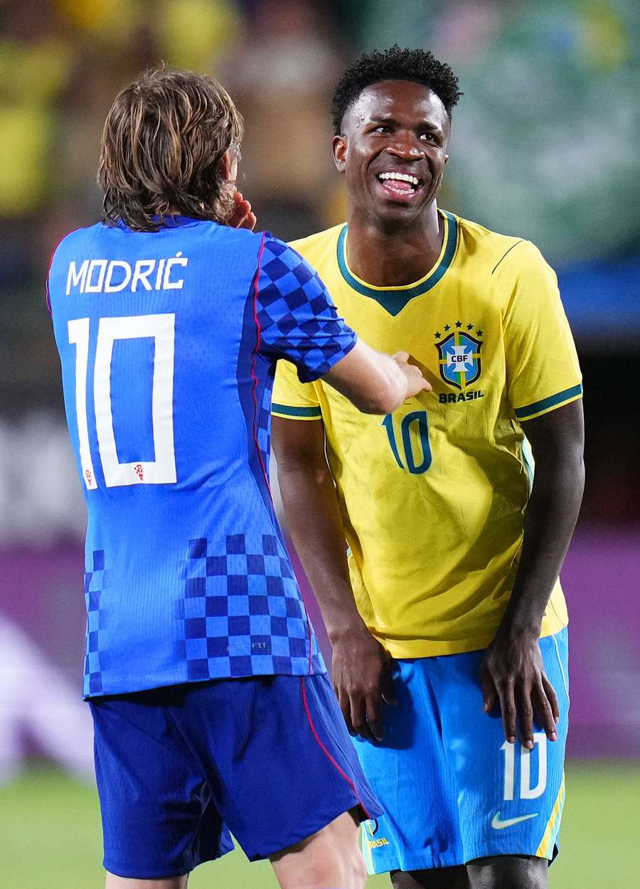 Vini Jr. conversa com Luka Modric, seu ex-companheiro de Real Madrid