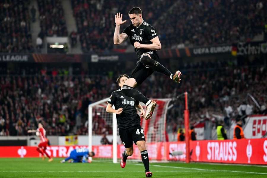 Vlahovic marcou, de pênalti, o gol da Juventus na Alemanha