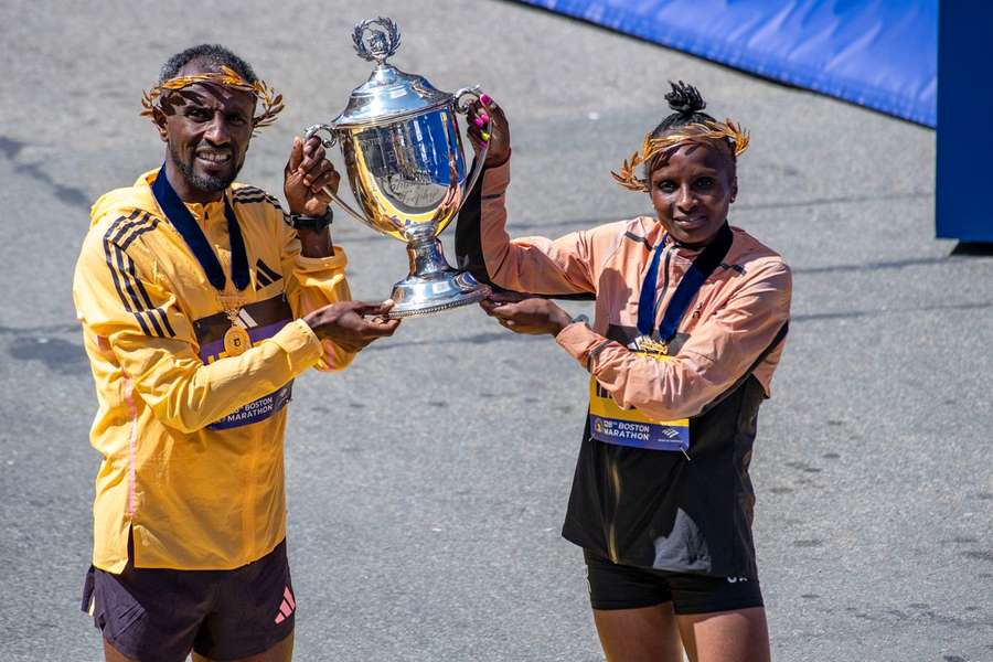 Sisay Lemma e Hellen Obiri celebram conquista da maratona mais antiga do mundo