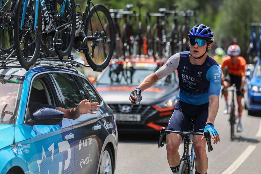 Um ciclista participante na 86ª Volta a Portugal recebe um bloco de gelo para baixar a temperatura corporal