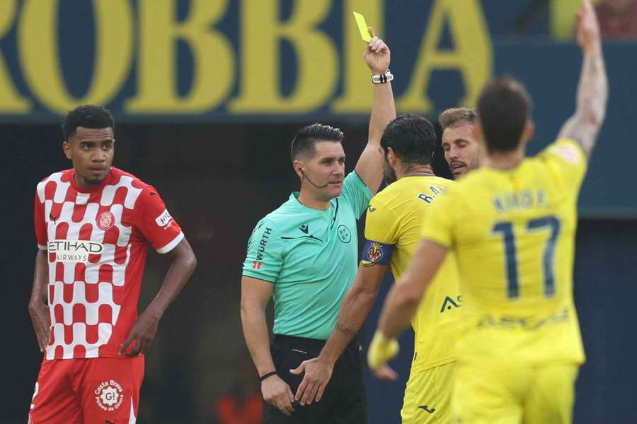 Ortiz Arias amonesta a Albiol durante el Villarreal-Girona de diciembre de 2024. Ortiz Arias amonesta a Albiol durante el Villarreal-Girona de diciembre de 2024.