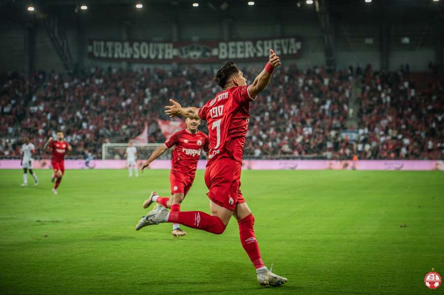 Antonio Sefer celebrează marcarea unui gol pentru Hapoel Beer Sheva