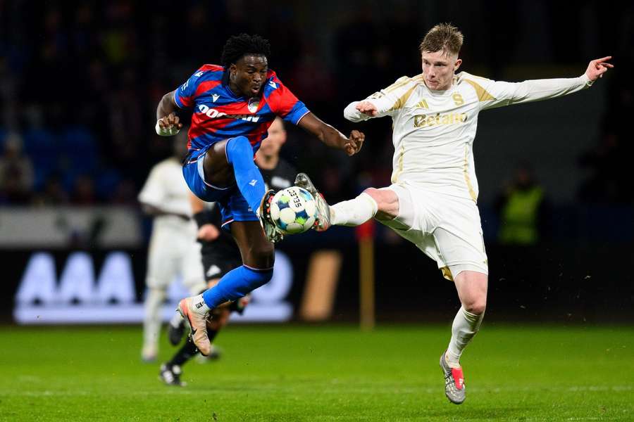 Salim Lawal v souboji se sparťaném Adamem Ševínským. Salim Lawal v souboji se sparťaném Adamem Ševínským.