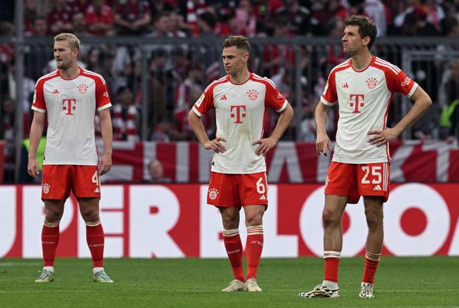 Die enttäuschten Bayern-Profis De Ligt, Kimmich und Müller (von links nach rechts) nach der Niederlage gegen RB Leipzig