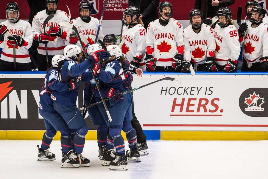 Die USA feiern den Sieg bei der Frauen-Eishockey-WM.