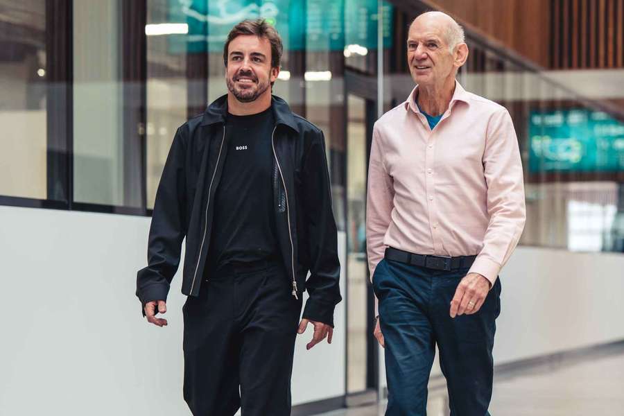 Fernando Alonso y Adrian Newey, en la fábrica de Aston Martin