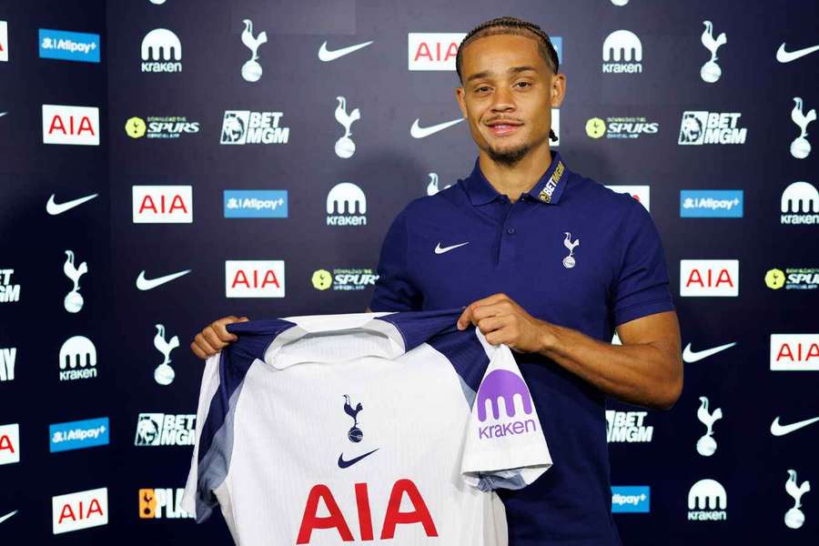 Xavi Simons dal přednost Tottenhamu před Chelsea.