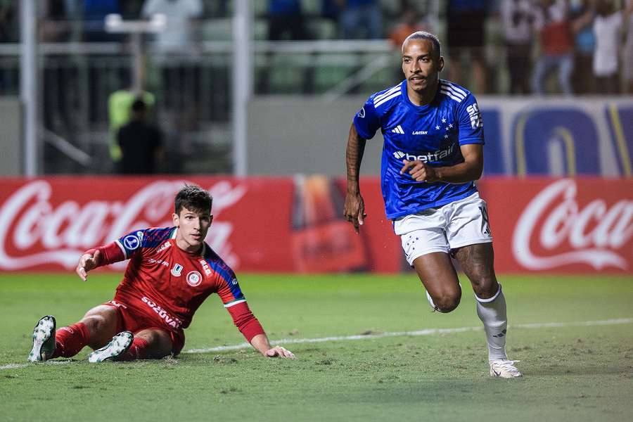 Matheus Pereira ganhou da marcação para decidir o duelo