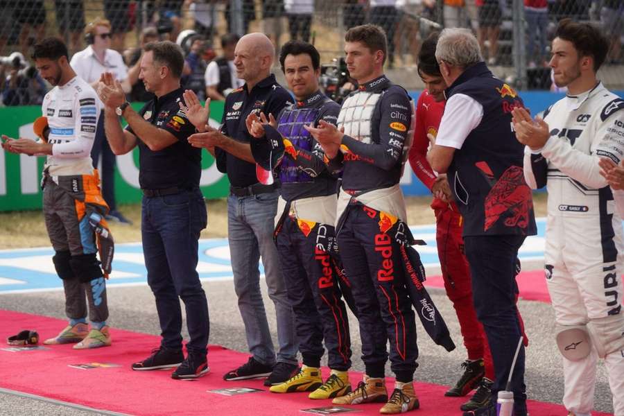 All the teams stood for a minute's applause in memory of Dietrich Mateschitz ahead of the US Grand Prix on Sunday.