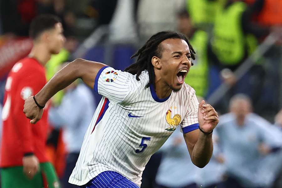 Jules Koundé celebra la victoria ante Portugal.