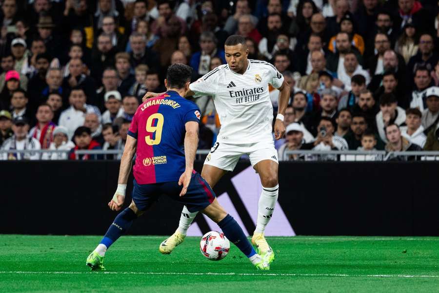 Mbappé encara a Lewandowski.