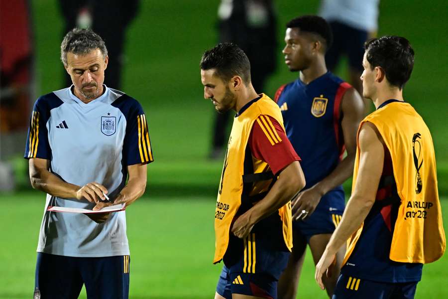 O técnico Luis Enrique treinando seus pupilos para o jogo contra Marrocos