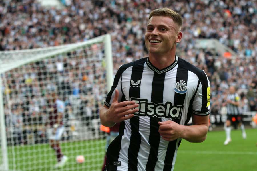 Harvey Barnes fejrer sit første mål for Newcastle.