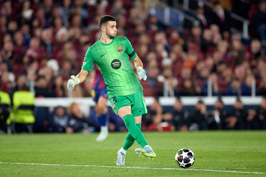 Joan García du FC Barcelone en action lors du match de Ligue des champions entre le FC Barcelone et l'Atlético de Madrid.