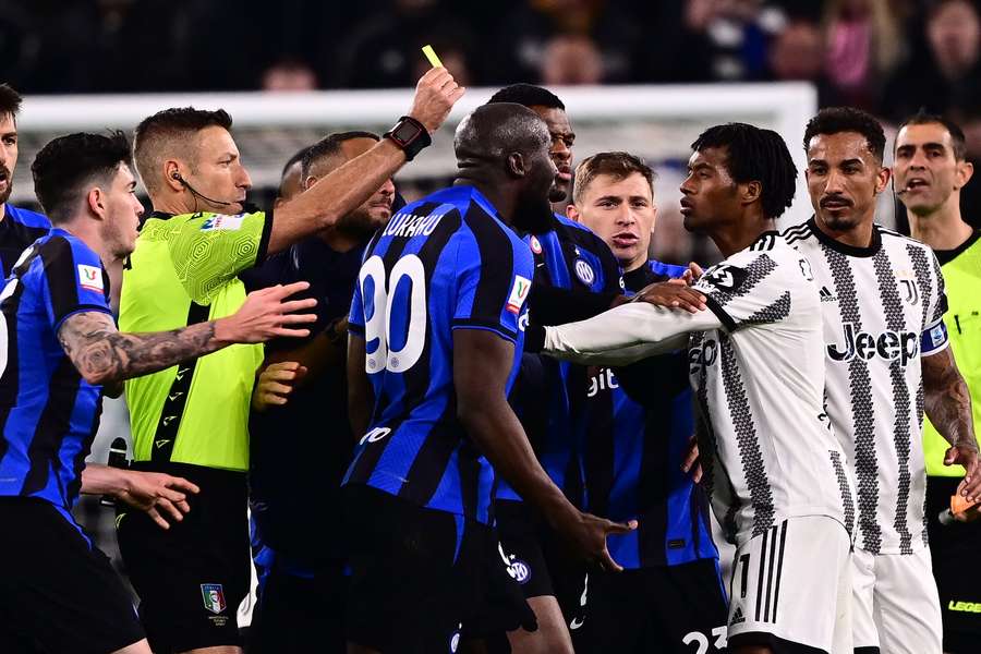 Lukaku no meio de uma confusão no duelo com a Juventus