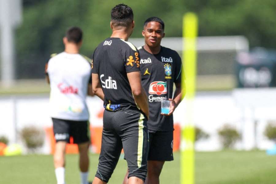 Casemiro e Endrick conversam antes de treino da Seleção Brasileira no CT do Red Bull New York