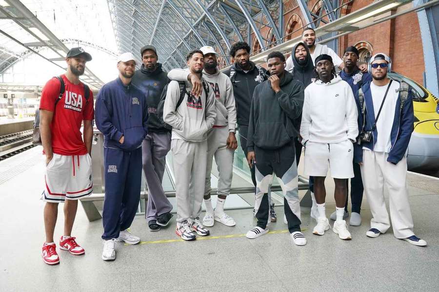 El Dream Team del baloncesto estadounidense en una estación de tren londinense camino de París. Lebron James, quinto por la izquierda.