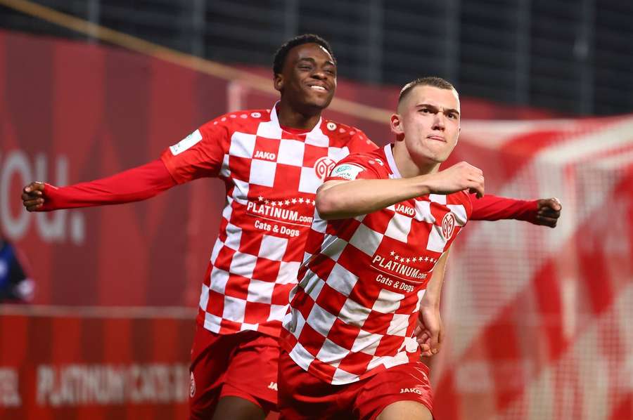 Safyan Toure (l.) und Philipp Schulz  jubeln nach dem Elfmeter zum 2:1