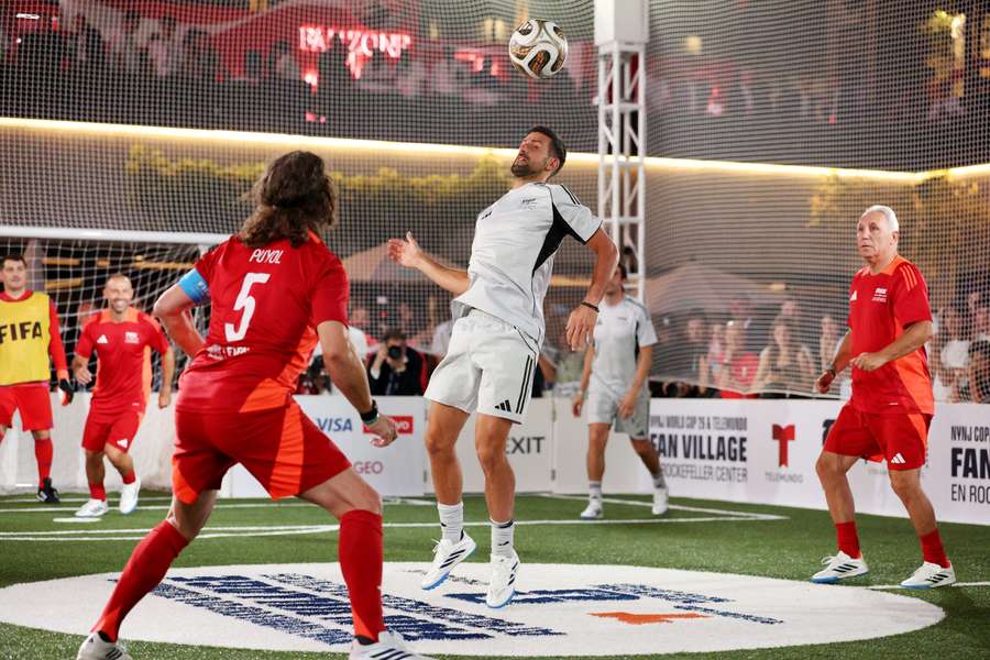 Djokovic, disputando un partido entre leyendas durante el Mundial de fútbol, con Puyol y Stoitchkov Djokovic, disputando un partido entre leyendas durante el Mundial de fútbol, con Puyol y Stoitchkov