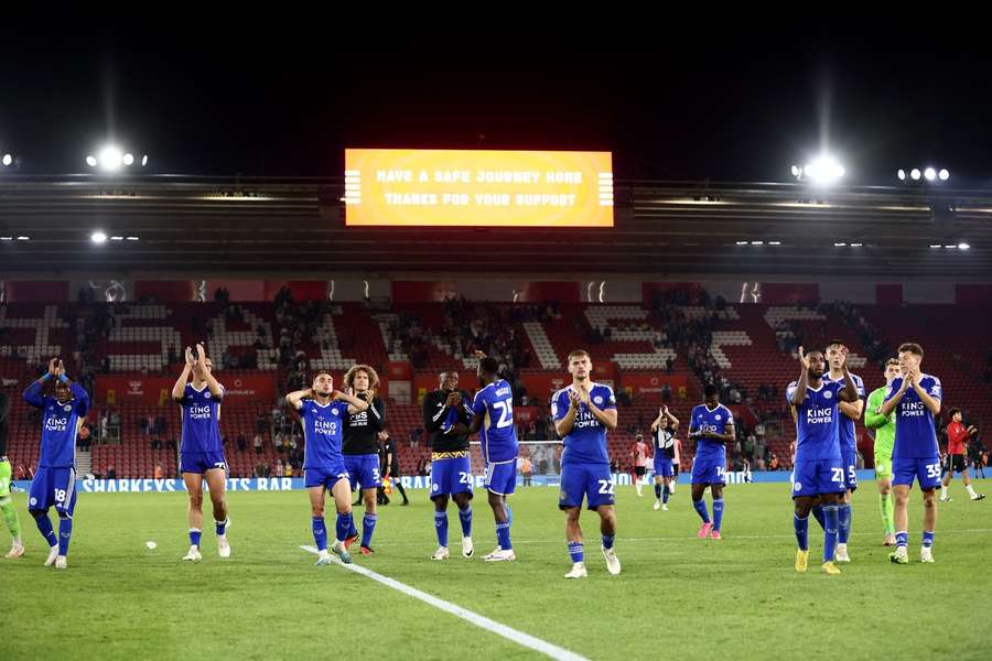 Os jogadores do Leicester comemoram uma vitória enfática