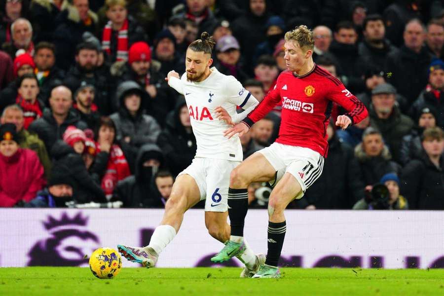 Radu Dragușin faz a sua estreia contra o Manchester United