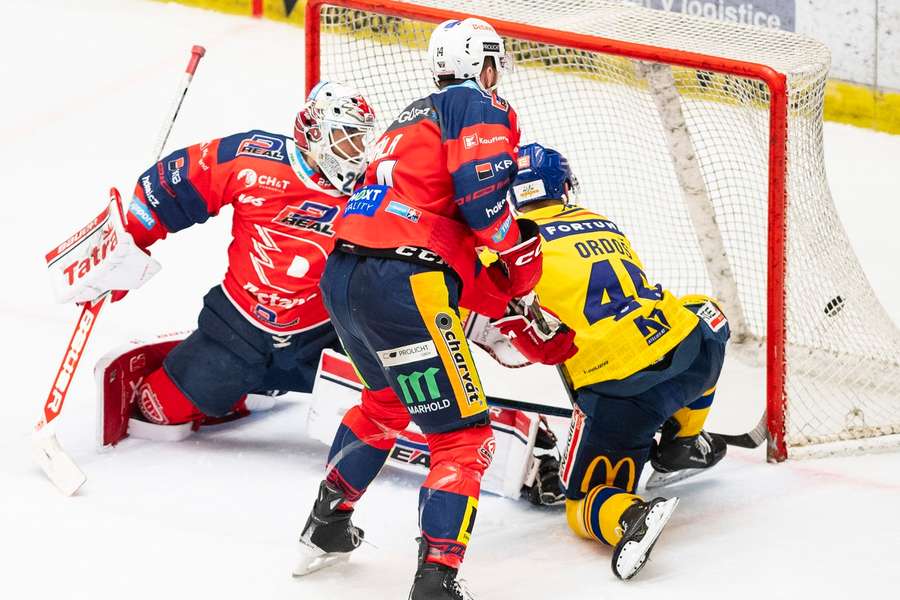 Jan Ordoš uklízí do pardubické branky přihrávku Milana Gulaše. Jan Ordoš uklízí do pardubické branky přihrávku Milana Gulaše.