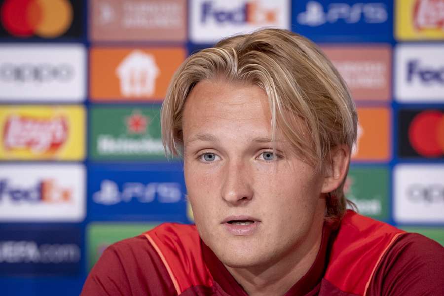 Dolberg als speler van Sevilla tijdens een persconferentie